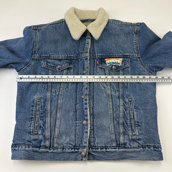 Levis ExBiyfriend Sherpa Trucker Jackets Womens Large Rainbow patch Denim Pride - Picture 9 of 13
